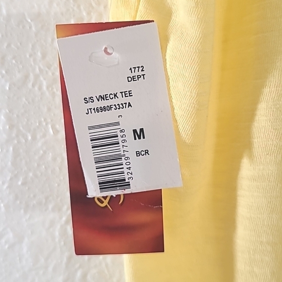 *NWT* F-R-I-E-N-D-S Yellow w/Blue Print Short Sleeve Shirt, size Medium - Picture 6 of 7